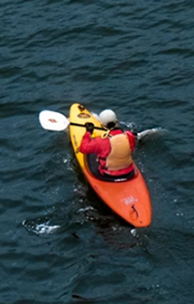Photo d'une personne en kayak